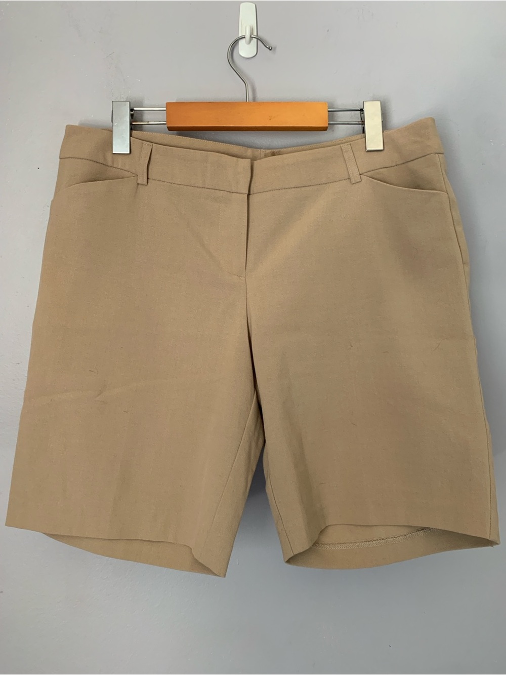 Wearever Beige Bermuda Shorts Ladies Size 10
